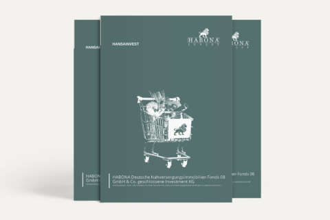 Zwei Fondsprospekte, die überlappend liegen. Auf dem Fondsprospekt ist ein gefüllter Einkaufswagen drauf. Der wiederum das Logo von Habona - einen Löwen - an der Vorderseite trägt.